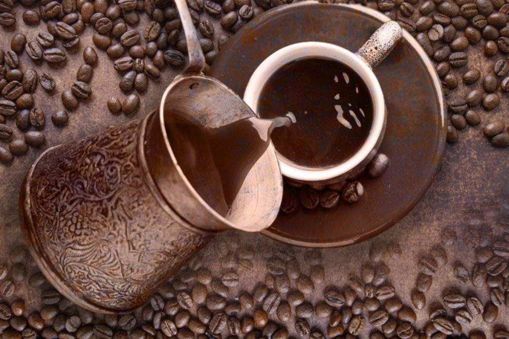 "خمر الصالحين".. لماذا حُرّمت القهوة قديمًا؟