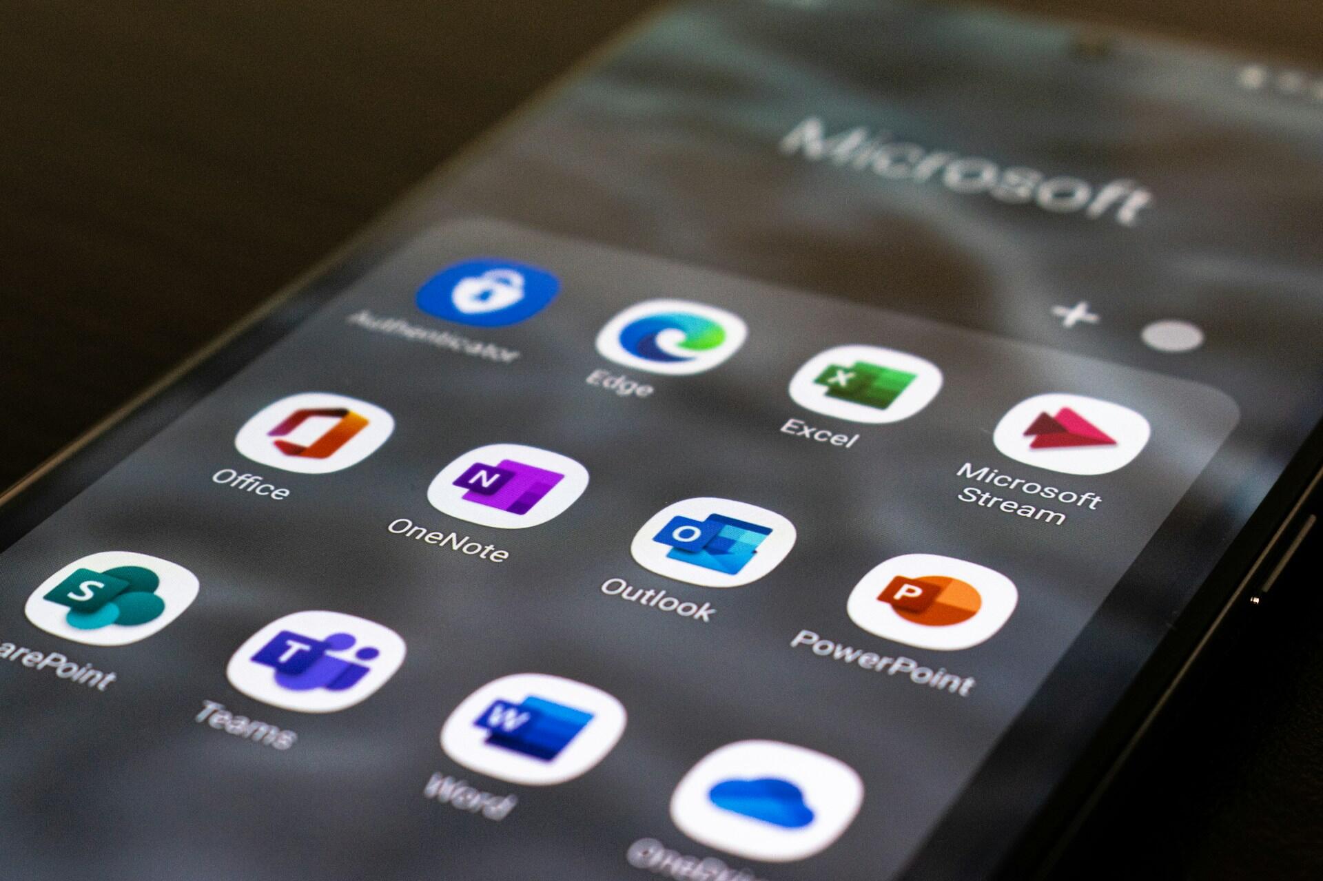 مايكروسوفت تطلق حزمة «365 بريميوم» وهوليوود لا ترحب بالممثلة المولدة بالذكاء الاصطناعي تيلي نوروود